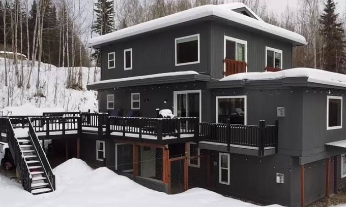 College Casa | Spacious 5-bedroom house in peaceful Fairbanks with Sauna + Spectacular Views