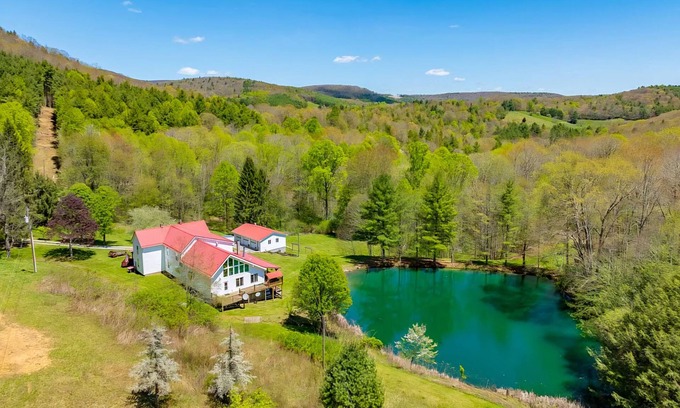Wilson Creek Casa | Spacious 5-bedroom house w/ fishing pond, WiFi, hot tub in Grayson Co Mountains