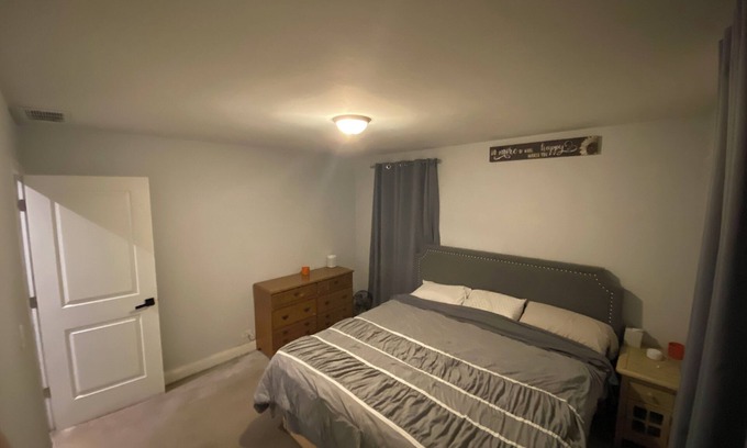 Woodridge Casa | Spacious 5-bedroom house in charming Woodridge with fence! Kid/pet friendly.
