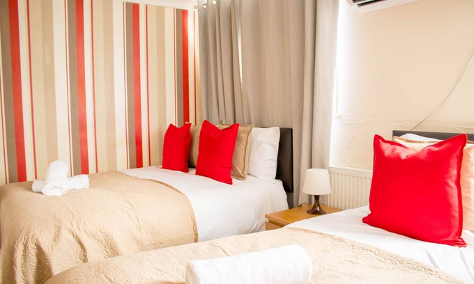 Tilbury Casa | Spacious 5-Bedroom Home - Sleeps 11 & Free Parking