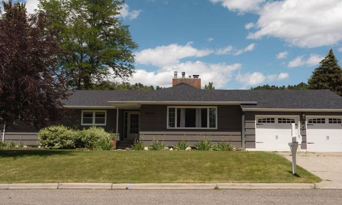 Rimrock Casa | Spacious 5-bedroom Home with Backyard & Work Spaces