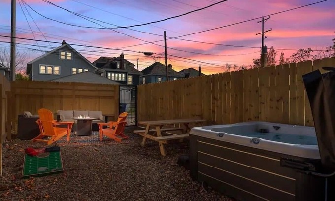 Glen Echo Apartamento | Spacious 5-Bedroom Home with Hot Tub