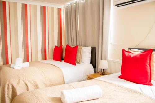 Tilbury Casa | Spacious 5-Bedroom Home - Sleeps 11 & Free Parking