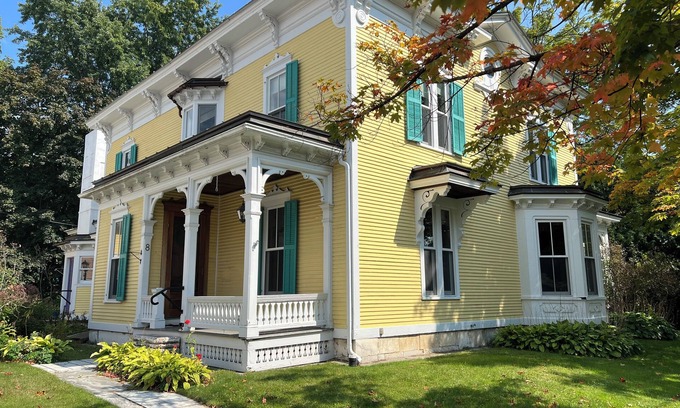 Brandon Casa | Spacious 5-bedroom home in downtown Brandon