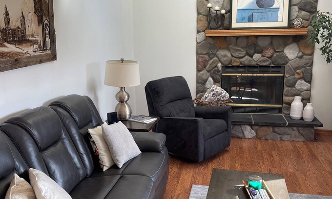 Kenosha Casa | Spacious 5-bedroom home - amazing backyard with fire pit. Great for families