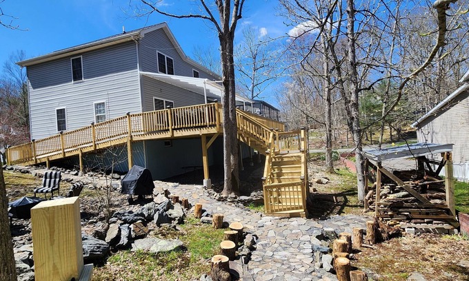 Bushkill Casa | Spacious 5-bedroom house enjoyable Bushkill w/ AC - game room - WiFi -EV charger