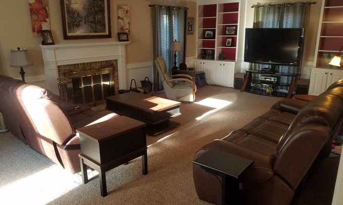 Dunwoody Casa | Spacious 4 -bedroom house in welcoming Dunwoody, large back yard. Close to MARTA