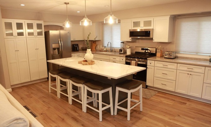 Plymouth Casa | Spacious 5-bedroom house in Plymouth, Near Medicine lake and Downtown. AC WiFi