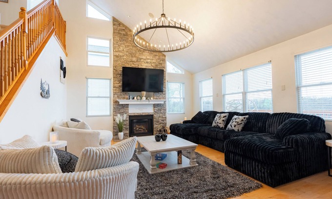 Jefferson Township Casa | Spacious 5-bedroom house with Majestic Views Hot Tub in delightful Hidden Valley