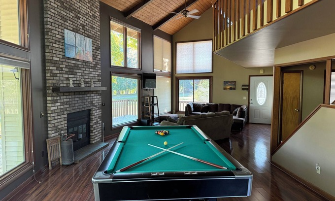 Canadian Lakes Casa | Spacious 5-bedroom house in charming Canadian Lakes