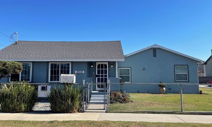 West Carson Casa | Spacious 5-bedroom house in welcoming Torrance with WiFi, AC, large yard