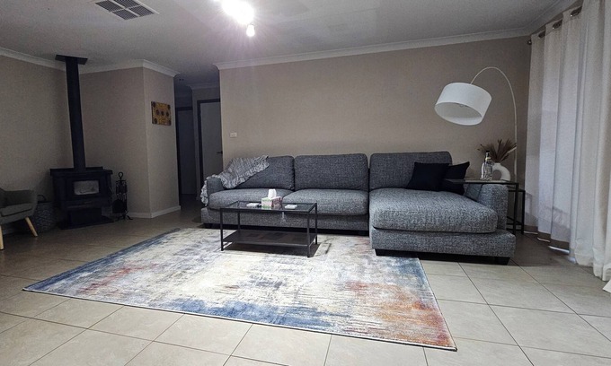 Hannans Casa | Spacious 5 bedroom house opposite IGA and golf course