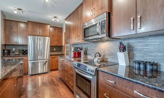 Calgary Casa | Spacious 5 bedroom house in Fabulous and Prime Calgary Location