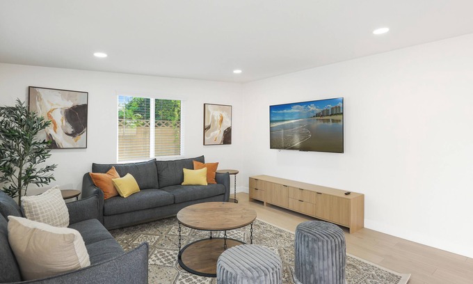 Southwest Anaheim Casa | Spacious 5-bedroom house near Disneyland and Knott's Berry Farm