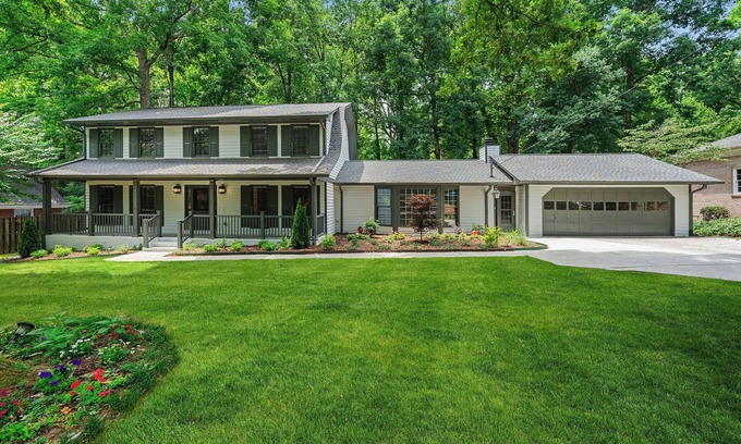 Sandy Springs Casa | Spacious 5-bedroom house in charming Sandy Springs with Hot Tub and Game Room