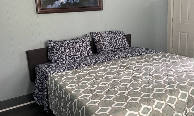 Pontiac Casa | "Spacious 5-Bedroom House in the Heart of Pontiac Free Parking WIFI