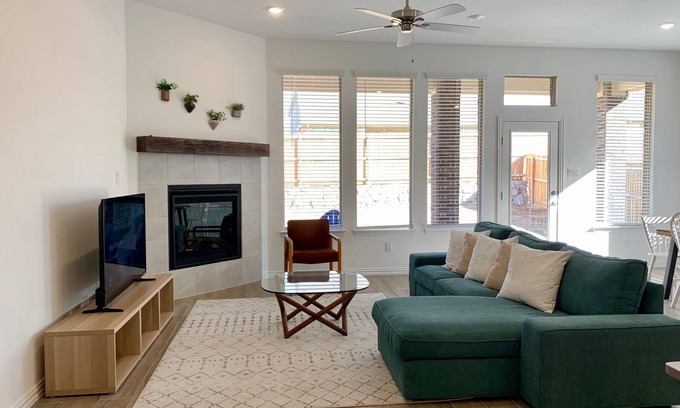 Fort Worth Casa | Spacious 5-bedroom house in Fort Worth w with WiFi, AC