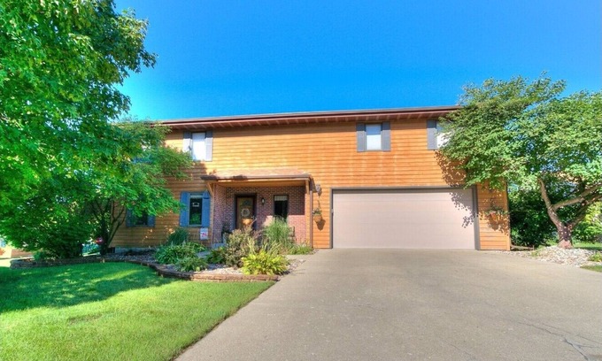 Ames Casa | Spacious 5-bedroom house in enchanting Ames with Wi-Fi, Close to the Action!!