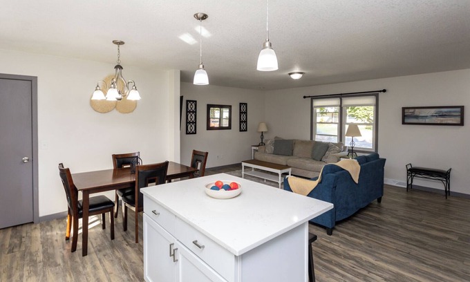 Ankeny Casa | Spacious 5-bedroom house with WiFi and AC in Ankeny Iowa.