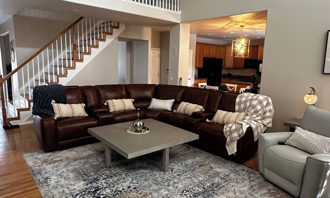 Aurora Casa | Spacious 5-bedroom house in enchanting Aurora with AC, WiFi