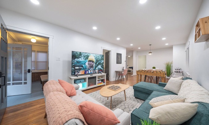 Berwyn Casa | Spacious 5-bedroom house with movie room, game room and more!