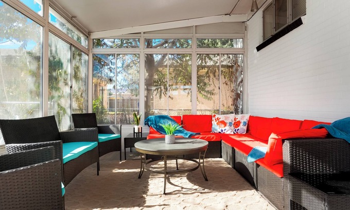 Twin Lakes Casa | Spacious 5-bedroom house - Modern, Pet/Family friendly and Centrally Located!