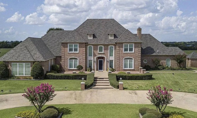 Durant Casa | Spacious 5-bedroom house with great location to Texoma lake, shops and Casino