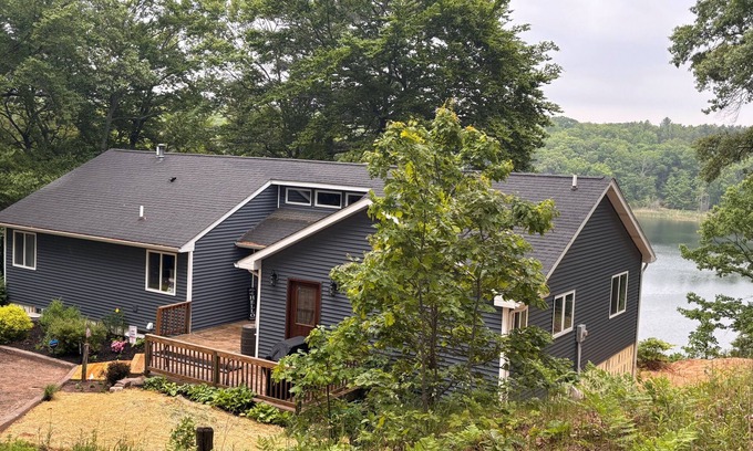 Mears Casa | Spacious 5-bedroom house with AC & WiFi overlooking peaceful Morris Lake