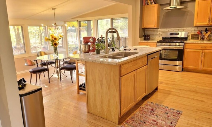 Mequon Casa | Spacious 5-bedroom house in awesome Mequon with WiFi, fitness room