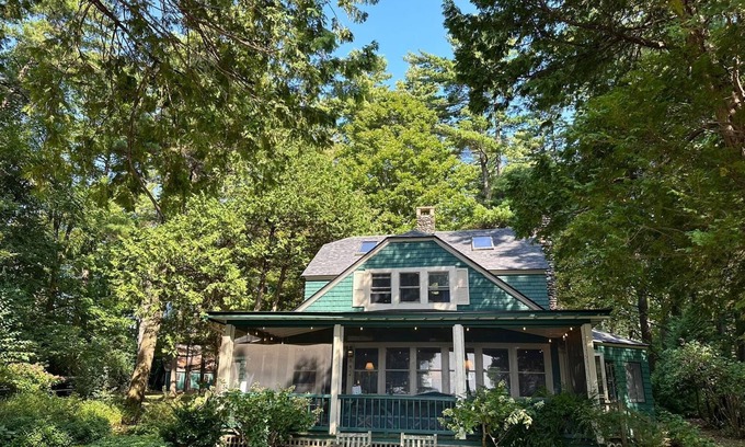 Charlotte Casa | Spacious 5-bedroom Lake Camp in Charlotte