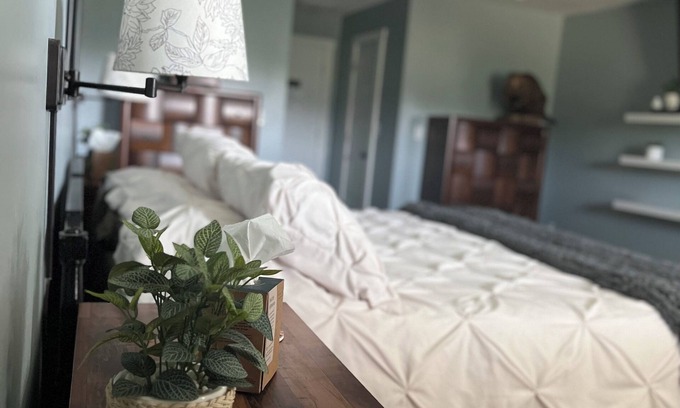 Sissonville Cabina | Spacious 5-bedroom lodge with WiFi and AC in peaceful countryside of Kenna,WV