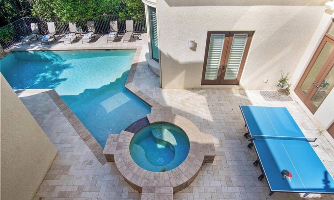 Central Naples Casa | Spacious 5-bedroom luxury house in charming Naples near the beach!