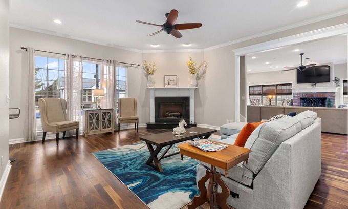 Tulsa Casa | Spacious 5-bedroom Manor, Movie Room, Hot Tub, Horse Views and Pony Parties