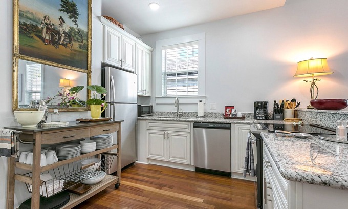 Irish Channel Casa | Spacious 5 Bedroom Near Magazine St & Uptown