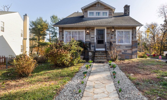 Lochearn Casa | Spacious 5-bedroom Pineapple House in wonderful Pikesville/10PPL/Pets/ WiFi