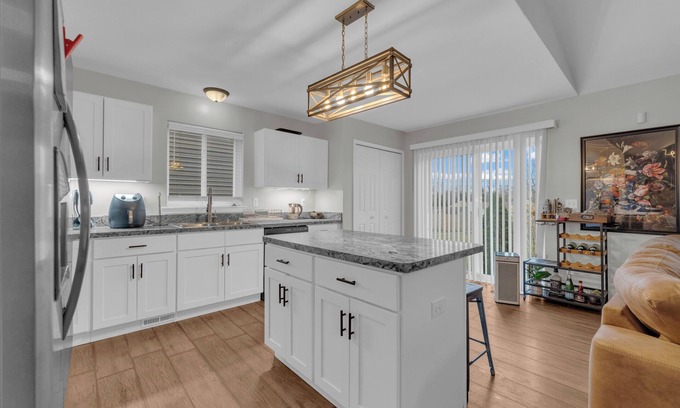 Detroit Casa | Spacious 5-bedroom Ranch house with WiFi, fitness room in charming Redford