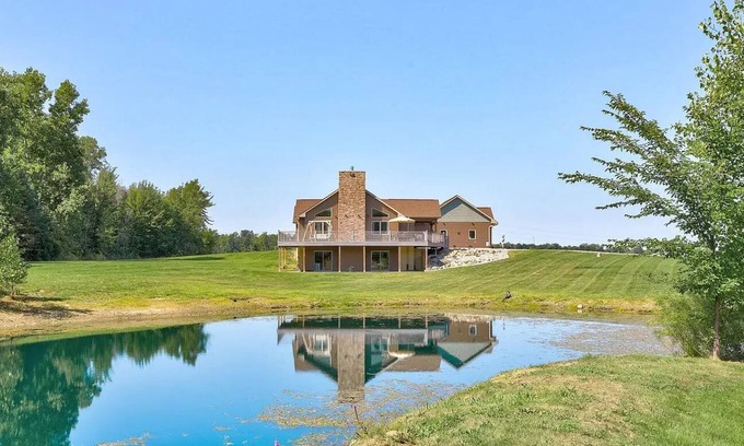 Clio Casa | Spacious 5-bedroom Retreat on 6 acres w/pond - 10 Min to Frankenmuth