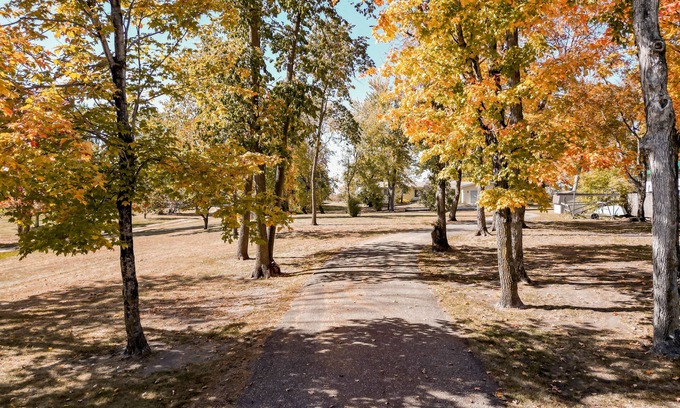 Battle Lake Casa | Spacious 5-bedroom house on Deer Lake, with Amazing Sunsets and View of the Lake