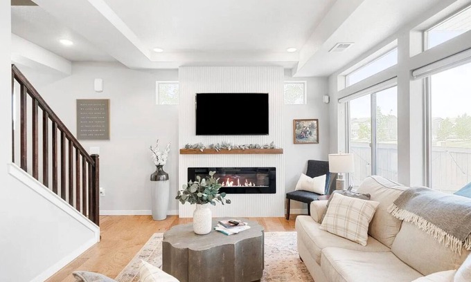 The Meadows Casa | Spacious 5-bedroom house in charming Castle Rock with AC, WiFi, fitness area