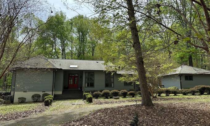 Chapel Hill Casa | Spacious 5-bedroom house in fantastic Chapel Hill on 2.5 acres w/ WiFi, AC, deck