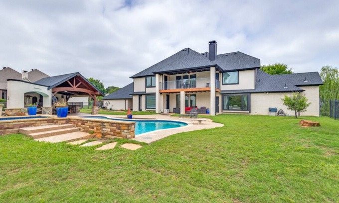 Flower Mound Casa | Spacious 5-bedroom house with AC. House located near lake in Flower Mound.