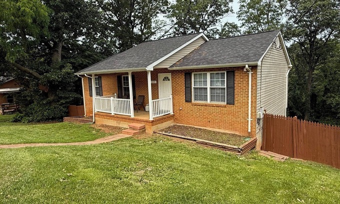 Front Royal Casa | Spacious 5-bedroom house with WiFi, AC in charming Front Royal
