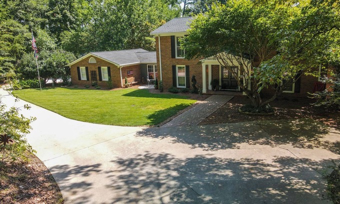 Gainesville Casa | Spacious 5-bedroom Lake Lanier home with Boathouse, WiFi & Whole House Generator