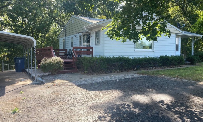 Glen Carbon Casa | Spacious 5-bedroom house in gorgeous Glen Carbon with AC