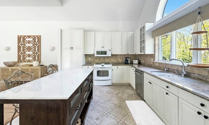 Hampton Bays Casa | Spacious 5-bedroom house with Pool, Sauna. Large Yard and 5mins to beach,