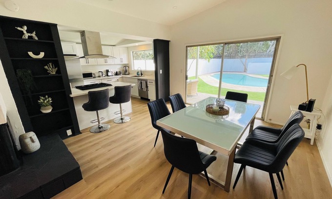 Reseda Casa | Spacious 5-bedroom house in marvelous Los Angeles with WiFi, AC