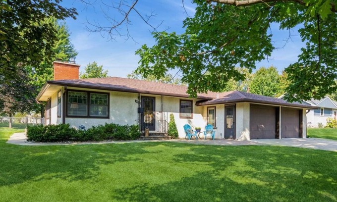 East Bloomington Casa | Spacious 5-bedroom house in pleasant Bloomington MN with AC