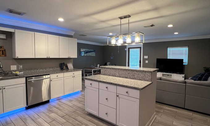 Highland City Casa | "Spacious 5-Bedroom Home with Versatile Living Areas and Private Pool