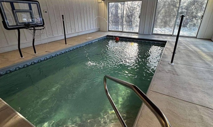 River Hills Casa | Spacious 5-bedroom house in awesome River Hills with an INDOOR POOL!