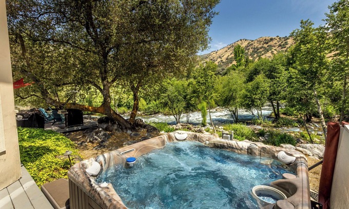 Three Rivers Casa | Spacious 5-bedroom house in awesome Three Rivers with AC, fitness room, WiFi